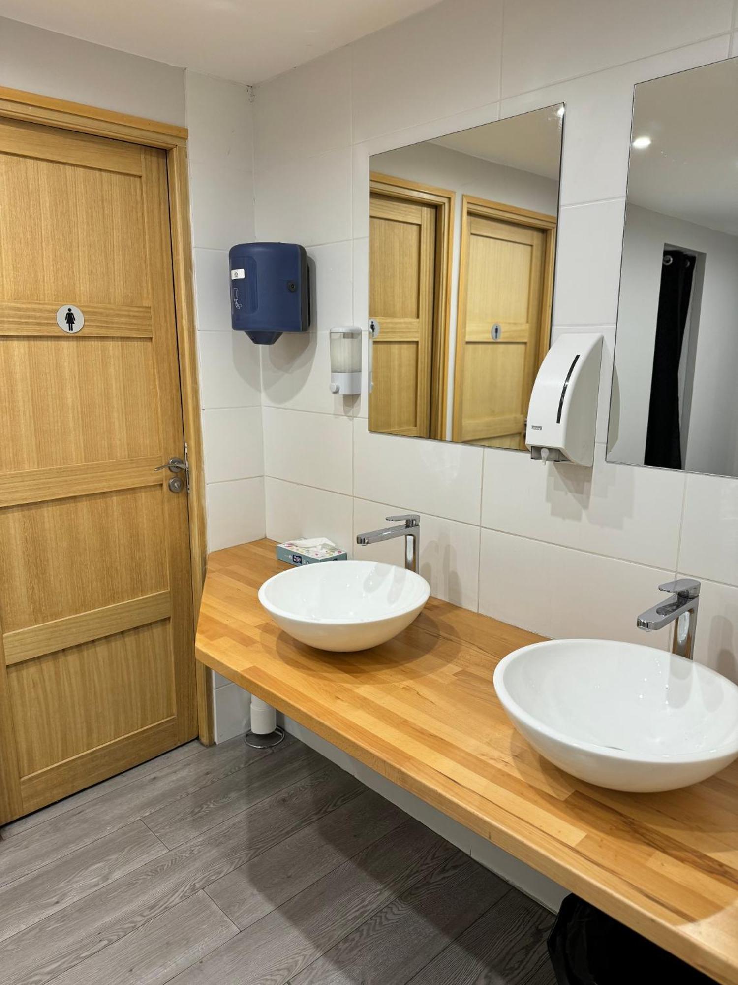 Worldroom Chambre Privee Avec Espace Commun แปร์ปินญอง ห้อง รูปภาพ